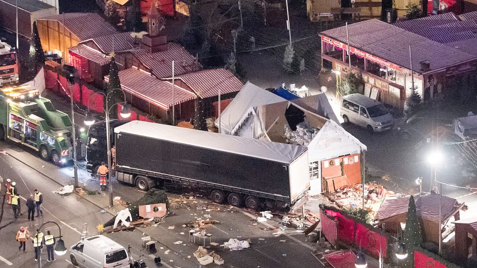 Eine Schneise der Verwüstung ist auf dem Weihnachtsmarkt am Breitscheidplatz in Berlin zu sehen, nachdem ein islamistischer Attentäter mit einem Lastwagen auf den Platz gerast war. Foto: Foto: dpa/Bernd von Jutrczenka