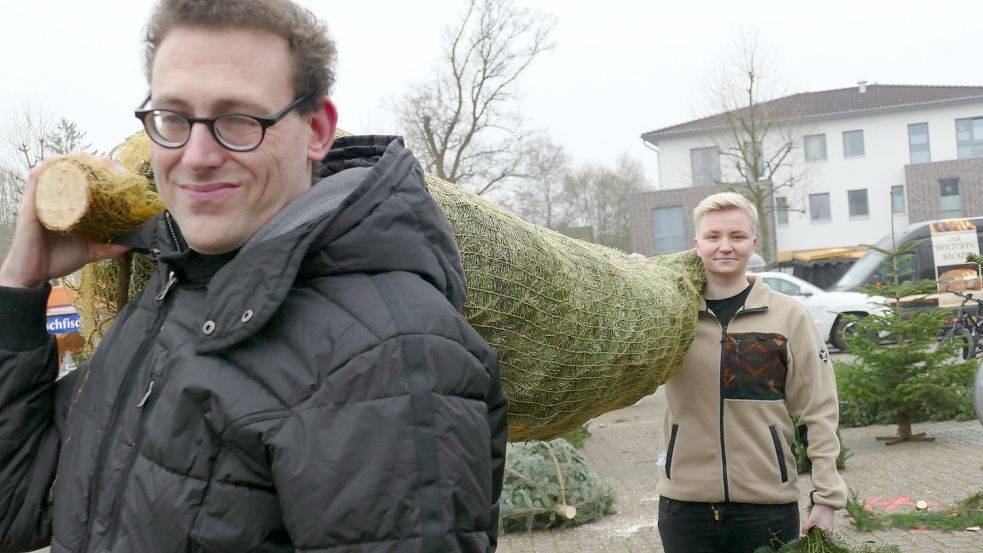 Christian Stach und seine Schwägerin Svantje Gruis haben ihren perfekten Weihnachtsbaum auf dem Wochenmarkt in Rhauderfehn gefunden. Fotos: Wieking