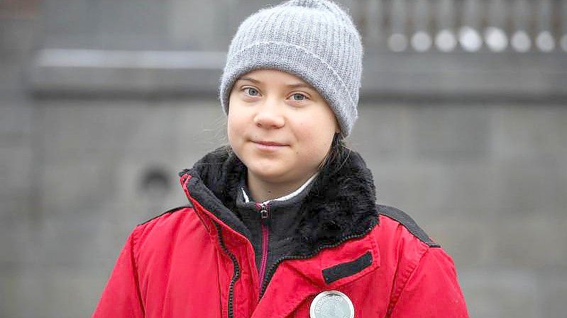 Die schwedische Klimaaktivistin Greta Thunberg steht am Ort ihrer freitäglichen Klimaproteste vor dem Reichstag in Stockholm. (Archivbild). Foto: Steffen Trumpf/dpa