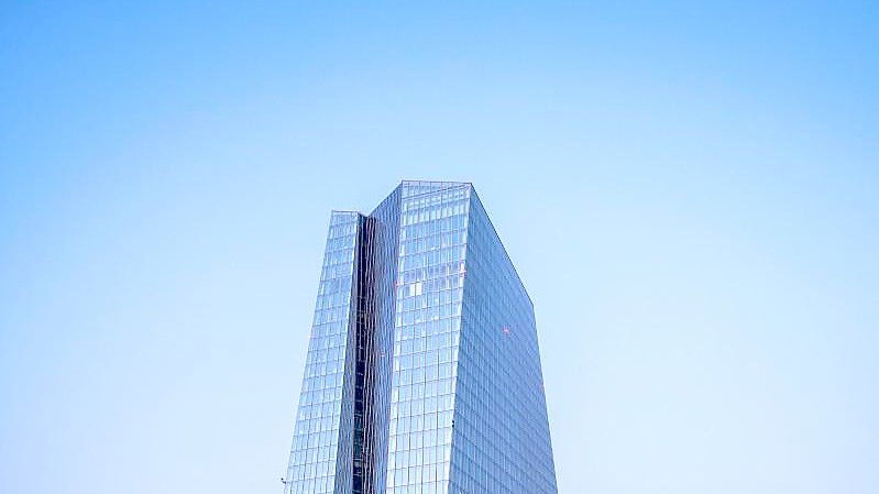 Die Europäische Zentralbank (EZB) zur Blauen Stunde. Foto: Andreas Arnold/dpa