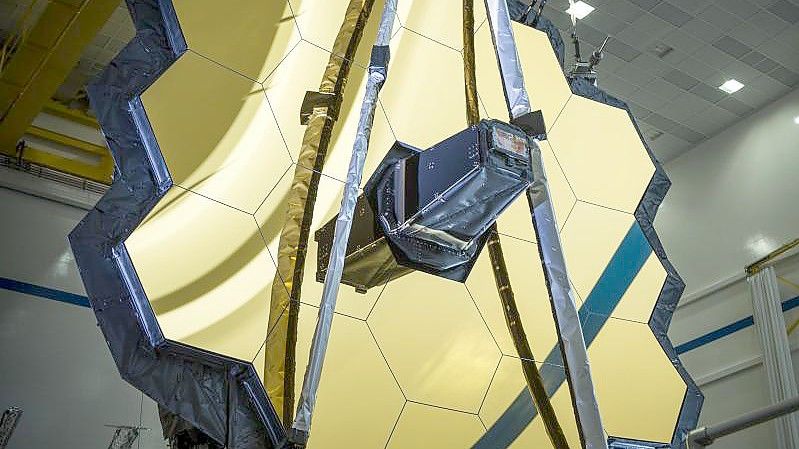 Dieses von der NASA zur Verfügung gestellte Foto vom 5. März 2020 zeigt den Hauptspiegel des James-Webb-Weltraumteleskops bei Tests in einer Anlage von Northrop Grumman in Redondo Beach, Kalifornien. Foto: Chris Gunn/NASA via AP/dpa