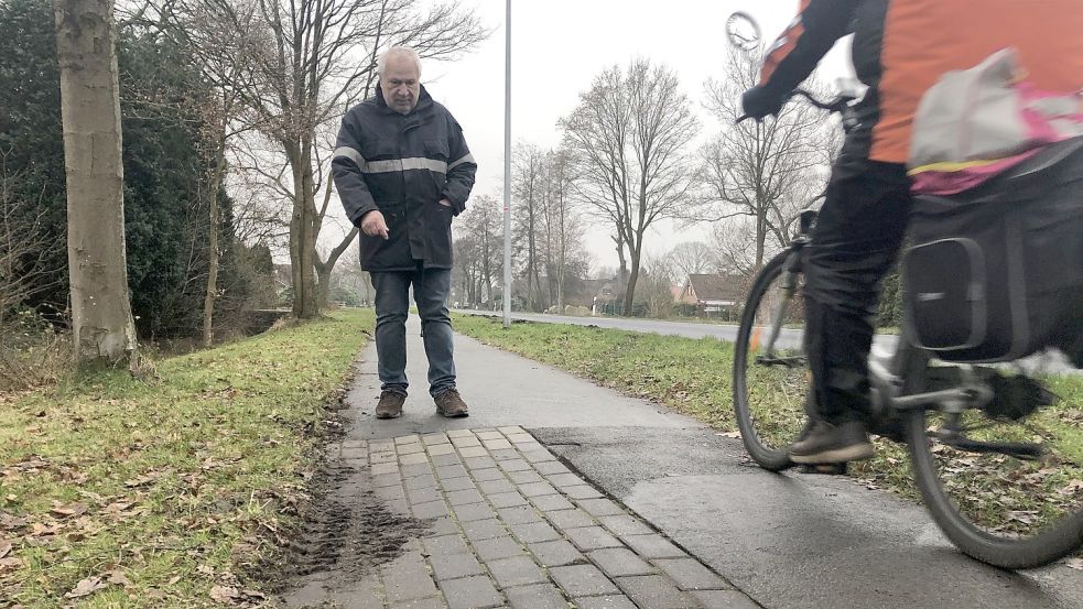 Franz Hinrichs beklagt sich über Versackungen auf dem Fuß- und Radweg an der Straße Idafehn-Nord. Fotos: Zein