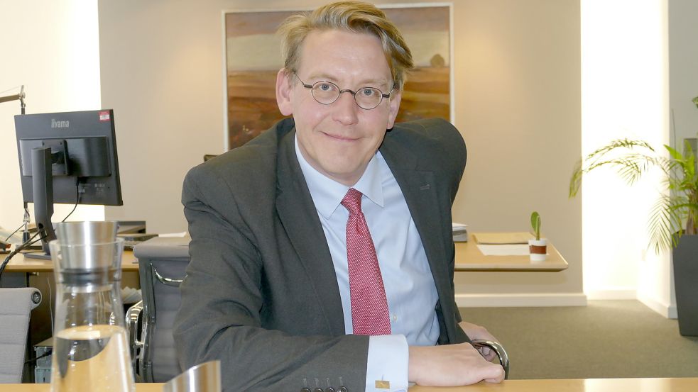 Emslands Landrat Marc-André Burgdorf wurden die Unterschriften überreicht. Archivfoto: Wieking