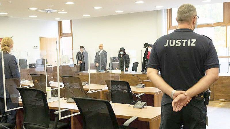 Die Angeklagte (3.v.r.) im Oktober im Gerichtssaal im Landgericht Potsdam. Jetzt wurde das Urteil verkündet. Foto: Carsten Koall/dpa-Pool/dpa