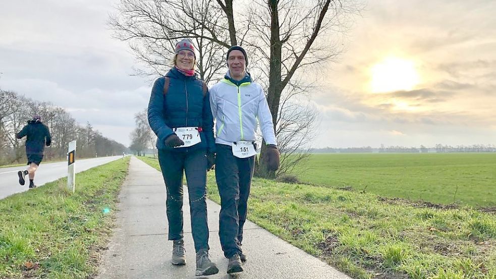 Auch Ossiloop-Chef Edzard Wirtjes und seine Frau Heike Dirks steuern wie vor einem Jahr wieder Kilometer bei. Dabei darf auch spaziert werden. Foto: Archiv