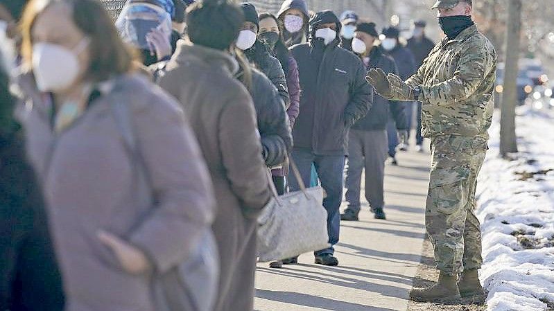 Menschen warten in einer Schlange, um sich in einer Impfstation im Stadtteil Queens gegen das Coronavirus impfen zu lassen. Foto: Seth Wenig/AP/dpa