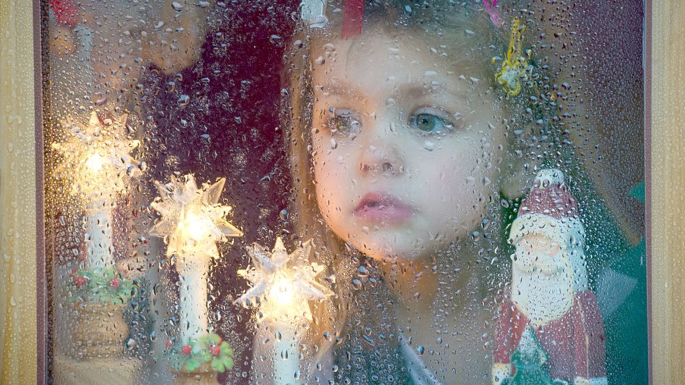 Warten auf den Weihnachtsmann: In Ostfriesland wird der Mann mit dem weißen Bart wohl eher schlechte Wetterbedingungen für die Fahrt mit dem Schlitten vorfinden. Eine dichte Schneedecke jedenfalls wird es nicht geben. DPA-Symbolfoto: Pleul