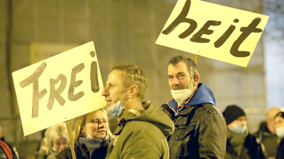 Ist die Freiheit wirklich zerbrochen? Teilnehmer einer Demonstration gegen Corona-Maßnahmen halten Schilder hoch, auf denen das Wort «Freiheit» in zwei Teile zerborsten ist. Foto: Bernd Wüstneck/dpa Foto: Bernd Wüstneck
