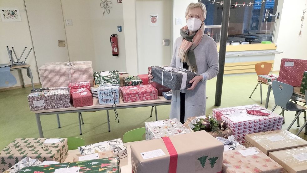 Annegret Schütte überreichte den Kunden der Tafel im Saterland ihre Weihnachtspäckchen. Foto: privat