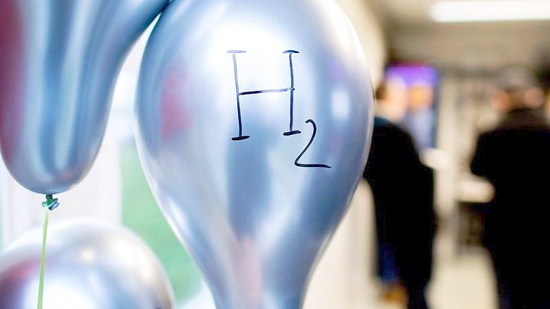 Ballons mit der chemischen Formel für Wasserstoff „H2“ hängen im „Microgrid“-Testlabor, das in einem Container vor der Hochschule Bremerhaven untergebracht ist. Foto: Hauke-Christian Dittrich/dpa