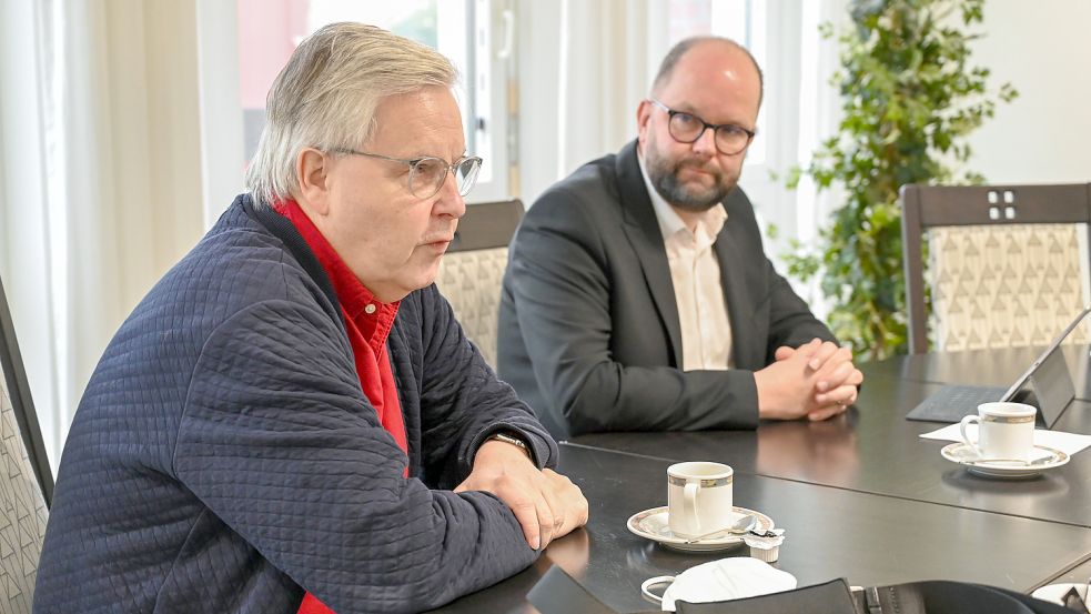 Prof. Dr. Joachim Schrader (links) und Landrat Johann Wimberg stellten die Sonderaktion vor. Foto: Hermes