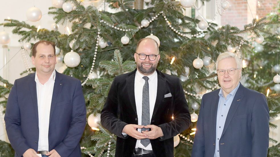 Sie freuten sich über die gelungene Impfkampagne: (von links) Jan Hoffmann, Geschäftsführer des DRK Kreisverbands Cloppenburg, der Landrat des Landkreises Cloppenburg, Johann Wimberg und der ehemalige medizinische Leiter des Impfzentrums, Professor Joachim Schrader. Foto: Kreisverwaltung