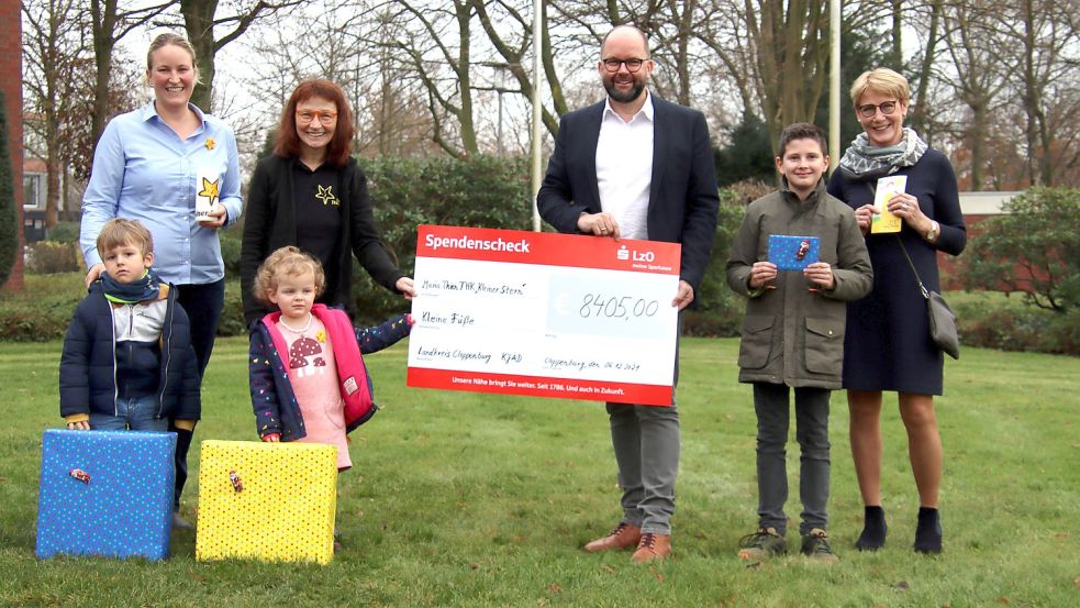 Gruppenbild während der Spendenübergabe. Die Aufnahme zeigt die Beteiligten (vorne, von links) die beiden Kinder Bela Niehe und Marie Lüker sowie (hintere Reihe, von links) Dr. Birte Lamping, Maria Thien, Landrat Johann Wimberg, Mattis Vodde und Annette Wübbold. Foto: Beumker/Landkreis Cloppenburg