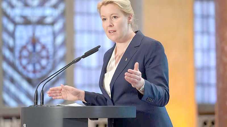 Die Regierende Bürgermeisterin von Berlin, Franziska Giffey (SPD), spricht bei einer Pressekonferenz nach einer Senatssitzung. Foto: Jörg Carstensen/dpa