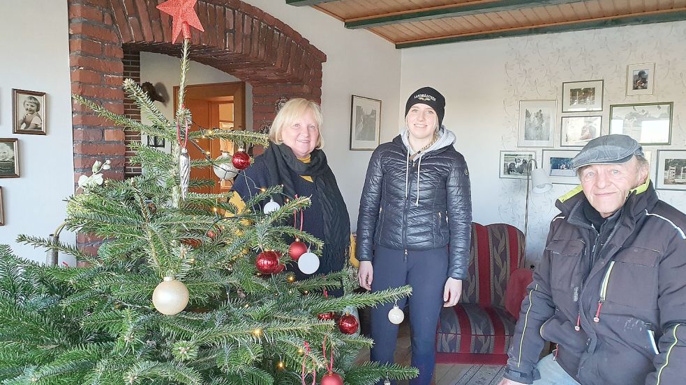 Der Baum steht schon: Anna und Albert Smidt, hier mit Enkelin Hanna, freuen sich auf Weihnachten. Foto: Gettkowski