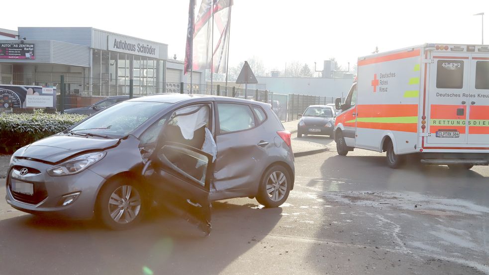 Schwer verletzt wurde am Mittwochmittag eine Autofahrerin aus Strücklingen bei einem Verkehrsunfall in Barßel. Nach Polizeiangaben hatte die Frau die Vorfahrt missachtet und war einer anderen Verkehrsteilnehmerin in den Wagen gefahren. Foto: Passmann