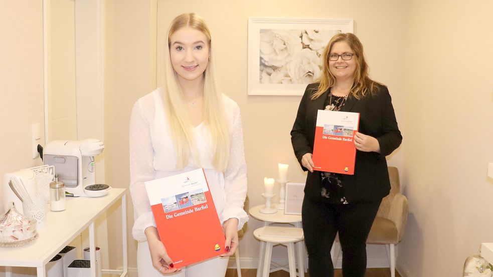 Anke Rönneper (rechts) überbrachte Kosmetikerin Lara Block aus Harkebrügge den bewilligten Förderbescheid. Foto: Wlodarczyk/Gemeinde Barßel