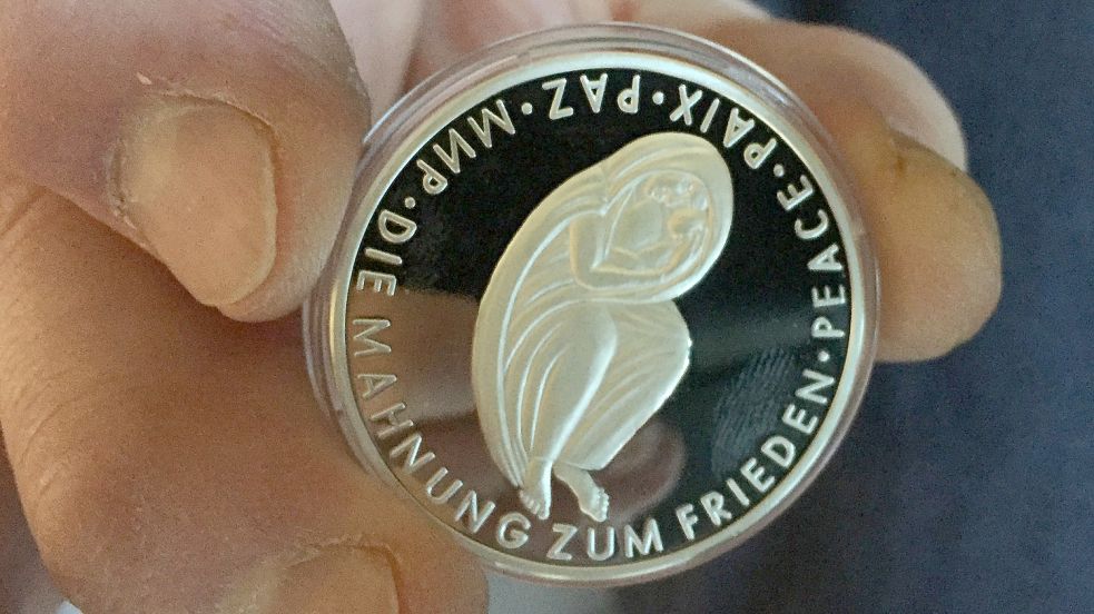 Die Vorderseite der Madonna-von-Stalingrad-Medaille zeigt eine Frauengestalt, die ein Kind schützend in ihren Armen hält. Foto: Schneider-Berents