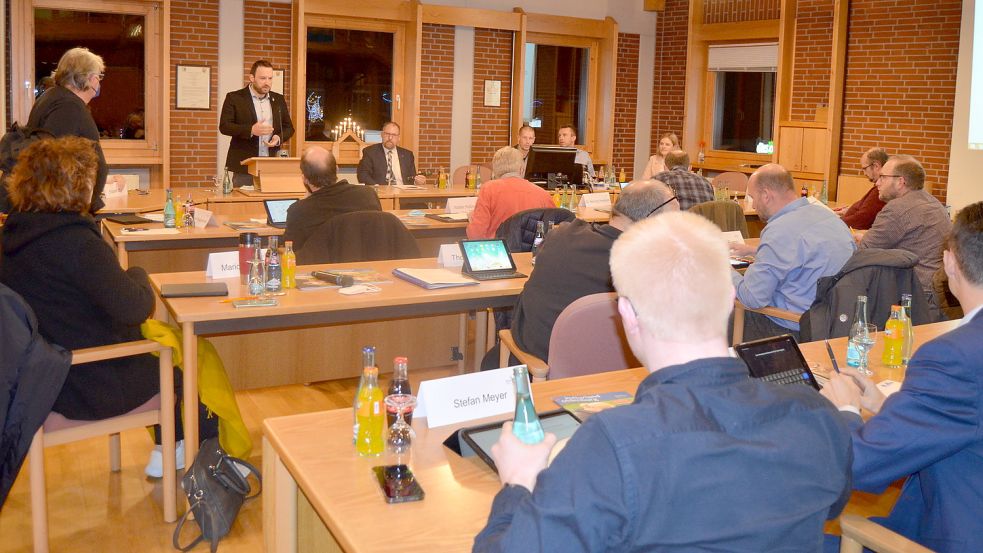 Am Montag, 20. Dezember, tagte der Rat Saterland zum letzten Mal in diesem Jahr. Vor Sitzungsbeginn hatte Ratsvorsitzender Jens Immer (stehend, am Pult) dem AfD-Ratsmitglied Jan Reiners den Zutritt zum Ratssaal verwehrt, weil dieser einen Pullover mit provozierendem Aufdruck trug. Nun befasst sich die Kommunalaufsicht mit dem Fall. Foto: Fertig