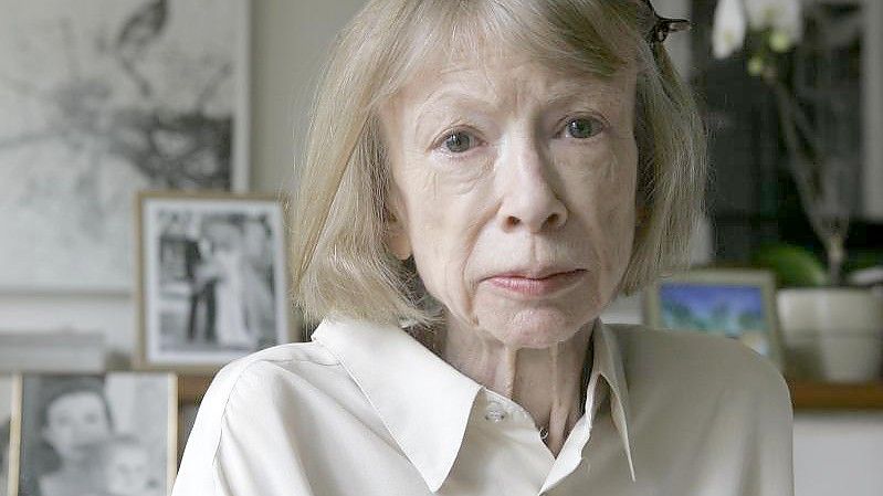 Die Schriftstellerin Joan Didion in ihrer New Yorker Wohnung. Foto: Kathy Willens/AP/dpa