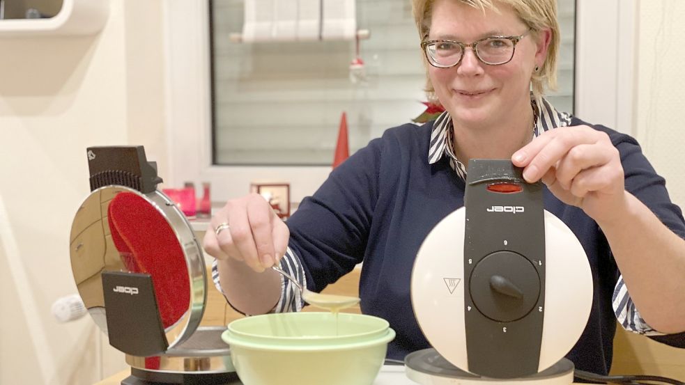 Zwei heiße Eisen: Iris Blome backt in ihrer hauseigenen Weihnachtsbäckerei parallel Neujahrskuchen. Fotos: Wimberg