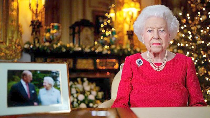 Königin Elizabeth II. bei der Aufzeichnung ihrer Weihnachtsansprache im White Drawing Room von Schloss Windsor. Foto: Victoria Jones/PA Wire/dpa