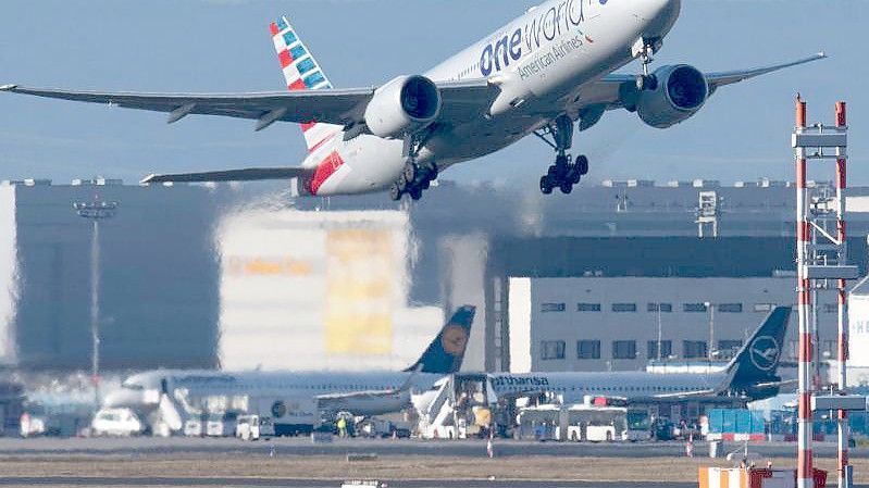 „Wir schauen jetzt von Tag zu Tag“: Amerikanische Airlines - aber auch die Lufthansa - sind derzeit mit einem hohen Krankenstand konfrontiert. (Archivbild). Foto: Boris Roessler/dpa