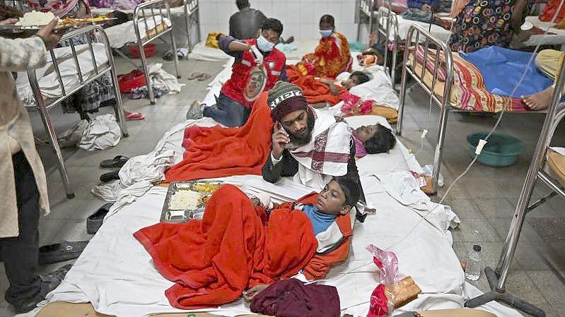 Überlebende und Verletzte werden in einem Krankenhaus behandelt. Foto: Niamul Rifat/AP/dpa