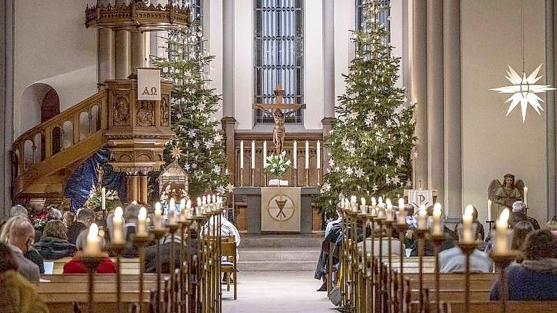 Vertreter der Kirchen haben in Weihnachtsgottesdiensten die Corona-Pandemie und Flüchtlinge in den Mittelpunkt gerückt. Foto: David Inderlied/dpa