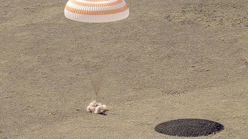 Die russische Raumkapsel Sojus MS-17 landet nach mehrstündigem Flug von der Internationalen Raumstation ISS zur Erde in der Steppe von Kasachstan. Foto: Bill Ingalls/NASA/AP/dpa