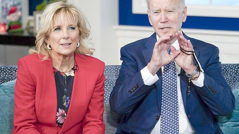 US-Präsident Joe Biden und First Lady Jill Biden sprechen per Telefonkonferenz mit dem NORAD Tracks Santa Operations Center. Foto: Carolyn Kaster/AP/dpa