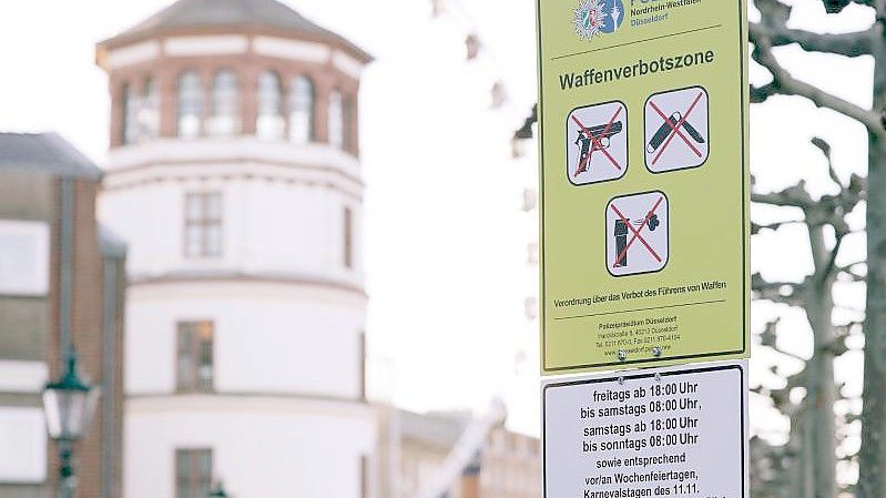 Ein Schild weist in Düsseldorf auf eine Waffenverbotszone hin. Foto: David Young/dpa