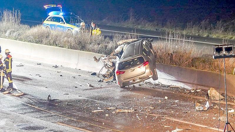 Der Unfallwagen auf der Autobahn 5 bei Offenburg. Foto: Christina Häußler/Einsatz-Report24/dpa
