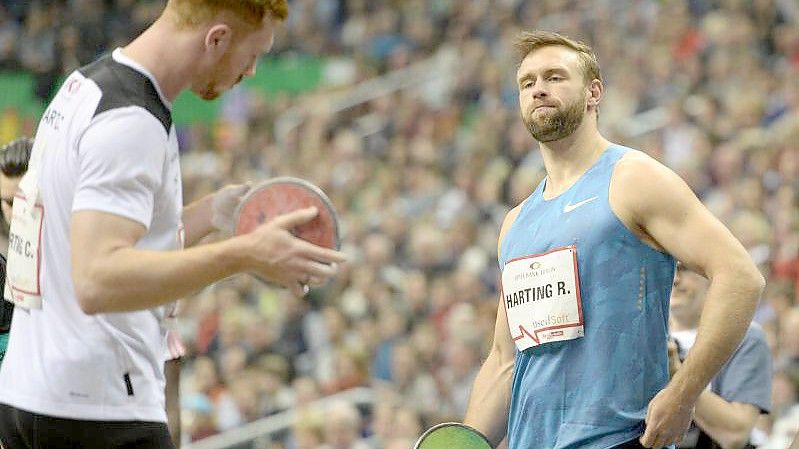 Haben ihren Zwist beigelegt: Christoph (l) und Robert Harting. Foto: Ralf Hirschberger/dpa-Zentralbild/dpa