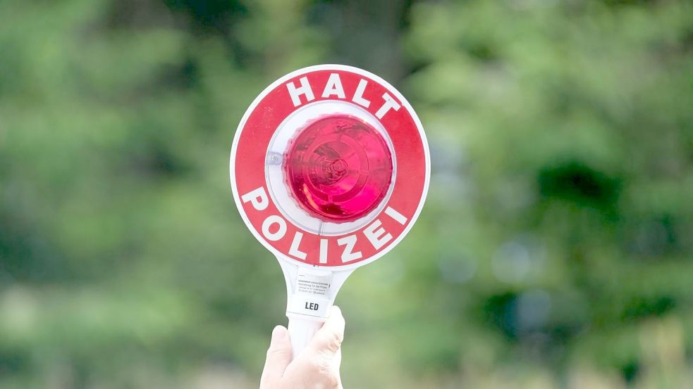 Als die Bremer Polizei ein Auto stoppen wollte, entwickelte sich eine filmreife Flucht. Foto: (Symbolbild) Sebastian Willnow/dpa