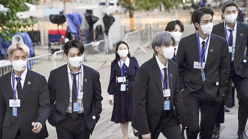 Drei BTS-Mitglieder haben sich mit dem Coronavirus infiziert. Foto: John Minchillo/POOL AP/dpa