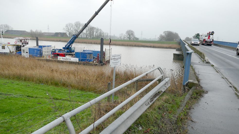 Seit Ende November liegen ein Schubboot und ein Arbeitsponton mal vor, mal hinter der Ledabrücke. Weil die alte Brücke in den nächsten Jahren ersetzt werden soll, wird vor Baubeginn im Wasser und an den Ufern nach sogenannten Kampfmitteln aus dem Zweiten Weltkrieg gesucht. Spezialisten sondieren erst das Gelände, dann wird gezielt gesucht.