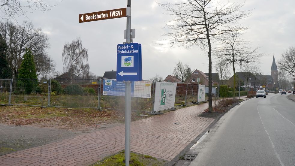 An der zentralen Stelle in Strücklingens Ortskern, wo bis zum Frühjahr 2021 das Traditionslokal Strücklinger Hof stand, soll eine Wohnanlage entstehen. Vor mehr als einem Jahr stellte Investor Wjatscheslaw Pankratz dafür beim Landkreis Cloppenburg den ersten Bauantrag. Jetzt erhielt er die Genehmigung. Foto: Fertig