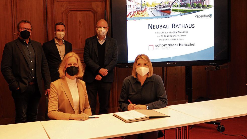 Zu Vertragsunterzeichnung zwischen der Stadt und dem Planungsbüro trafen sich (sitzend von links) Christiane Schomaker und Vanessa Gattung sowie (stehend von links) Berthold Henschel, Matthias Olbrich und Jürgen Rautenberg. Foto: Stadt Papenburg