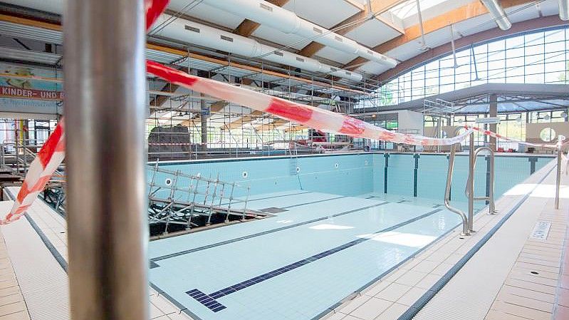 Vielerorts gibt es Wartelisten für Anfängerschwimmkurse. Foto: Julian Stratenschulte/dpa