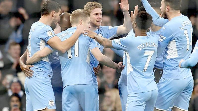 Kevin De Bruyne (4.v.l) brachte Manchester City gegen Leicester in der 5. Minute in Führung. Foto: Darren Staples/CSM via ZUMA Wire/dpa