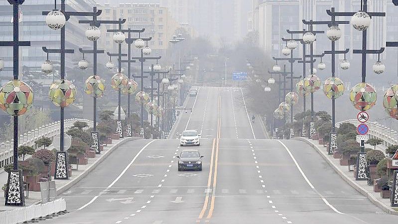 Autos auf einer fast leeren Straße in Xi'an in der nordwestchinesischen Provinz Shaanxi. Foto: Shao Rui/Xinhua/AP/dpa