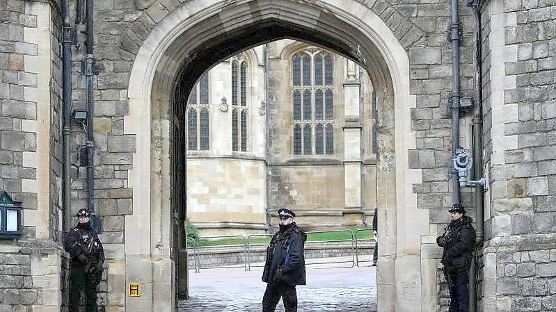 Polizisten bewachen das Tor von Schloss Windsor am ersten Weihnachtstag. Foto: Alastair Grant/AP/dpa