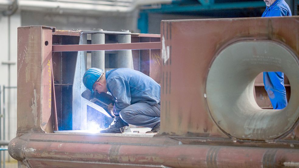 Viele Arbeiten werden auf der Werft von Fremdfirmen übernommen. Symbolfoto: Hannibal/DPA