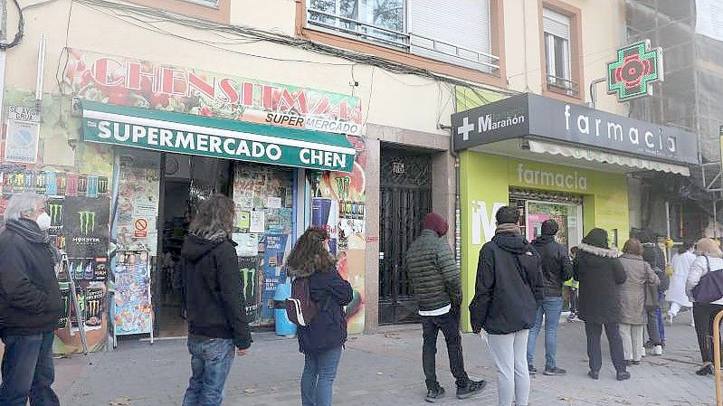 Menschen stehen vor einer Apotheke in Madrid an, um einen Schnelltest zu kaufen. Foto: Isabel Infantes/EUROPA PRESS/dpa
