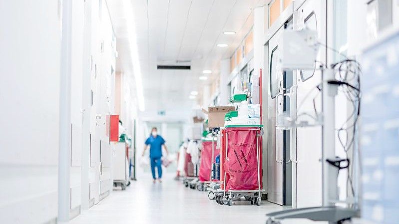Eine Krankenpflegerin auf der Corona-Intensivstation einer Uniklinik. Bundesweit sind rund 22.300 Pflegestellen nicht besetzt. Foto: Fabian Strauch/dpa