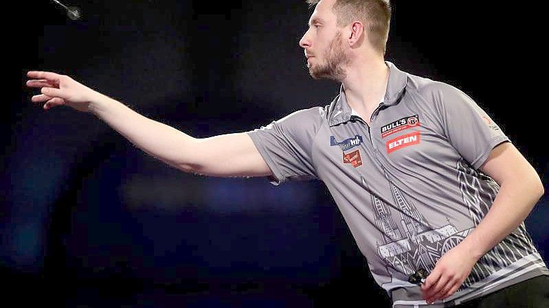 Florian Hempel während der 3. Runde der Darts-WM in Aktion. Foto: Bradley Collyer/PA Wire/dpa