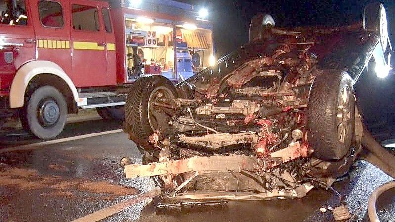 Feuerwehrleute an der Unfallstelle auf der Autobahn A31. Foto: Ludger Tebben/Nord-West-Media/dpa