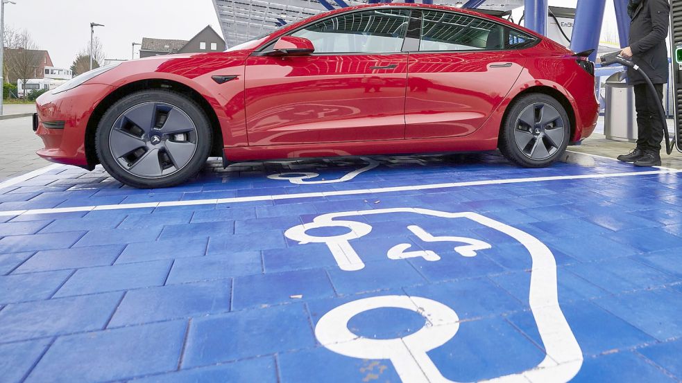 Die Liste der Vorzüge für E-Auto-Fahrer wird länger: Zu den Zuschüssen beim Kauf eine E-Autos, steuerlichen Vergünstigungen und gesonderten Parkplätze kommt ab 2022 eine jährlich Einnahme dazu. Foto: Bernd Thissen/dpa