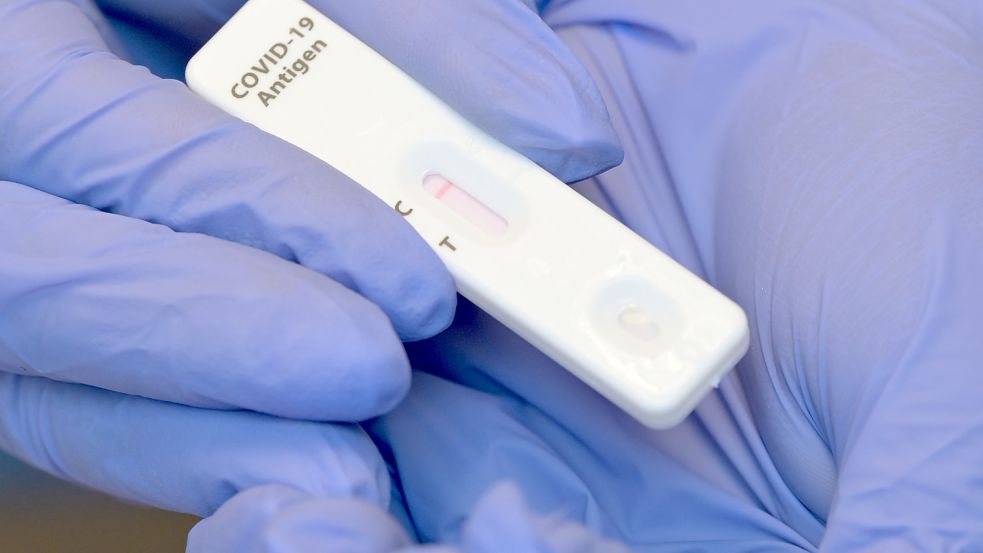 Sollen sich auch Geimpfte und Genesene vor jeder Sitzung des Gemeinderates oder eines Fachausschusses noch mal vor Ort testen lassen, wenn sie teilnehmen wollen? Das wurde im Rhauderfehner Gemeinderat beraten und entschieden. Foto: Soeren Stache/dpa
